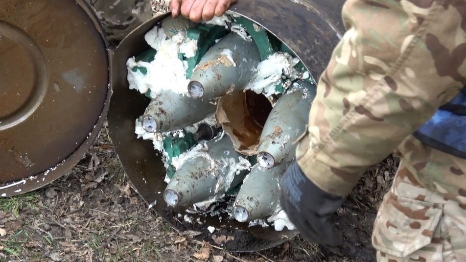 TGA0758 – Barrels Filled with Ordnance Used as Roadside IED Array, Ukraine